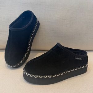 BEARPAW Martis Black Suede Slip-On Shoes, size 10